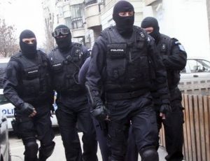 Percheziții la Brașov! 10 persoane au fost reținute de polițiști!