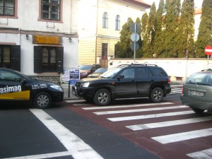 Se confirmă: șmecherii cu jeep au loc de parcare pe „zebră“