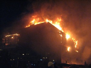 FOTOGALERIE Prăpăd la My Place. Un incendiu violent  a distrus tot complexul de lângă Gara CFR Brașov