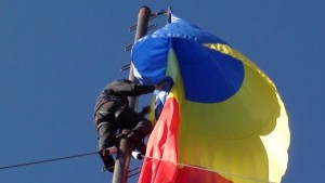Jandarmii au schimbat drapelul de pe Tâmpa VIDEO