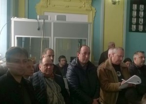 Sătenii din Şirnea au venit la judeţ să li se facă dreptate: nu mai pot ajunge acasă din cauza drumului