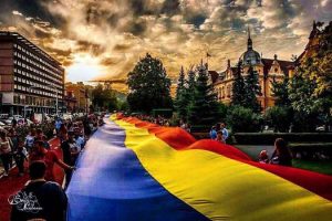 Tinerii liberali vor defila cu un tricolor imens în centrul Braşovului