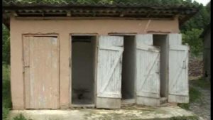 O singură școală din județul Brașov primește bani pentru construcția de toaletă în interior
