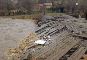 VIDEO Tohănenii, disperaţi că nimeni nu îi apără de furia apelor. Un pod a fost aproape distrus