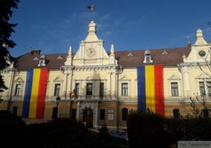 Sute de steaguri tricolore arborate în Brașov de Ziua Națională a României