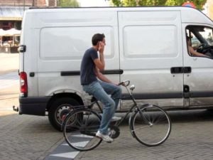 Proiect: limită de viteză de 30 km/h pentru biciclişti şi interzicerea utilizării telefonului mobil pentru pietonii care traversează strada