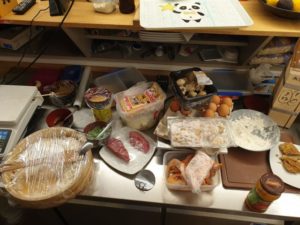 VIDEO Mâncare expirată şi mizerie la un restaurant japonez din buricul Braşovului