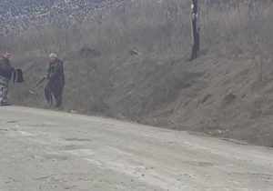 FOTO VIDEO Cine este bărbatul filmat cu puşca de vânătoare pe un drum public din Braşov