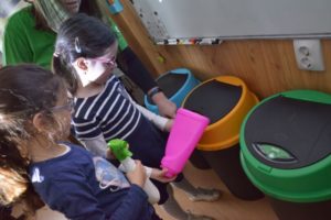 FOTO VIDEO ,,De la mic la mare reciclăm”!, proiect al Comprest, în școlile din Brașov