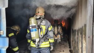 Incendiu la Făgăraș, în această dimineață. Un bărbat a decedat şi alte trei persoane au fost rănite