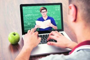 Școlile particulare din România își oferă ajutorul pentru implementarea învățământului online în sistemul public