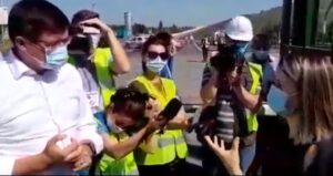 VIDEO Ce le-a spus ministrul Mediului braşovenilor veniţi la poarta depozitului ecologic despre mirosul insuportabil