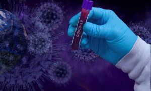 O nouă mutaţie a coronavirusului, provenită din Africa de Sud, detectată în Marea Britanie