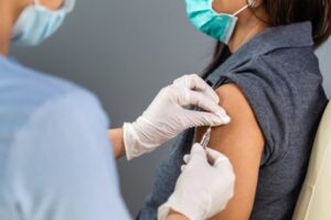 Trei posibile efecte secundare ale vaccinurilor împotriva Covid-19 ale Pfizer şi Moderna, investigate de EMA