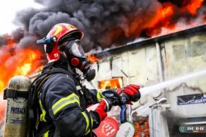 Acoperișul unei case din Sânpetru a fost cuprins de flăcări