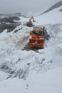 VIDEO Zăpadă de 7-8 metri pe Transfăgărășan. DRDP Brașov face eforturi pentru a elibera șoseaua