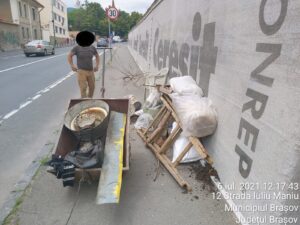 Doi brașoveni au fost amendați după ce au aruncat gunoaie pe domeniul public