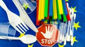 Produsele din plastic de unică folosință, interzise în UE, de astăzi