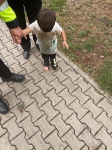 FOTO Copil de 3 ani, găsit înfometat, speriat și ud, într-un parc din Râșnov. Mama a fost amendată
