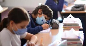 Școlile și grădinițele încep cursurile fizic a doua zi după ce rata de infectare coboară sub 3 la mie