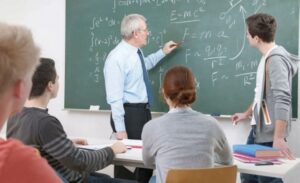 Cât câștigă un profesor în România? Grila de salarizare pentru fiecare categorie