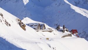 Turist mort în Munţii Făgăraş după ce a alunecat 450 de metri și s-a izbit de stânci