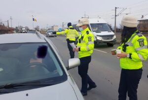 Șoferii opriți în trafic de polițiștii brașoveni au primit ceai și cafea
