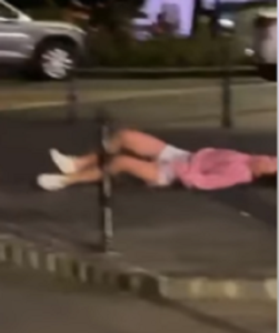 VIDEO Tânără bătută crunt, pe stradă, în centrul Brașovului