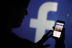 Facebook elimină mai multe informaţii din paginile de profil