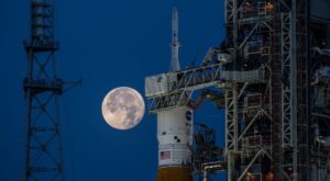 NASA lansează către Lună cea mai puternică rachetă construită vreodată (Video)