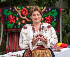 Loredana Adam – asistent medical, inginer agronom, promotor al tradițiilor românești, deținătoarea colecției muzeale Comoara de acasă