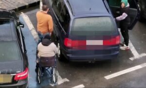 Imagini virale cu un bărbat în scaun cu rotile care se ridică în picioare și urcă într-o mașină VIDEO