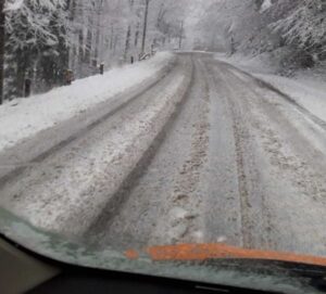 VIDEO Zăpada a pus stăpânire pe drumurile naționale. DRDP Braşov a împrăştiat aproape 180 de tone de material antiderapant