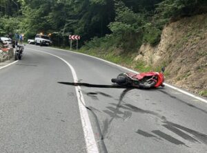 Un motociclist s-a izbit de un parapet, pe Drumul Poienii