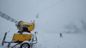 FOTO Au început pregătirile sezonului de schi în Poiana Braşov. Tunurile de zăpadă, puse în funcțiune