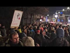 Proteste față de Justiție la Brașov: aproximativ 200 de persoane s-au adunat în fața Judecătoriei și Tribunalului